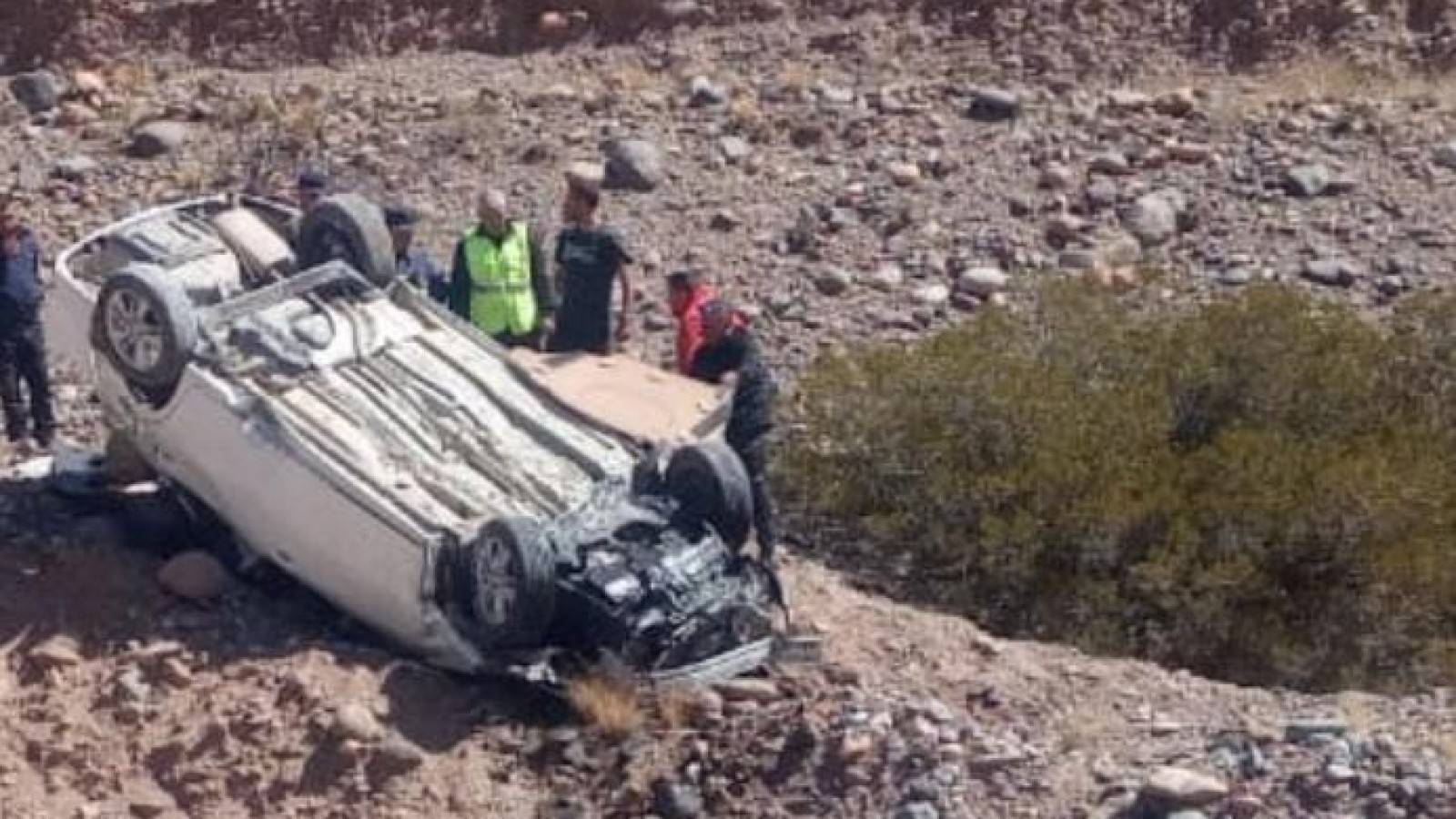 Accidente en Alta Montaña: un vehículo menor volcó